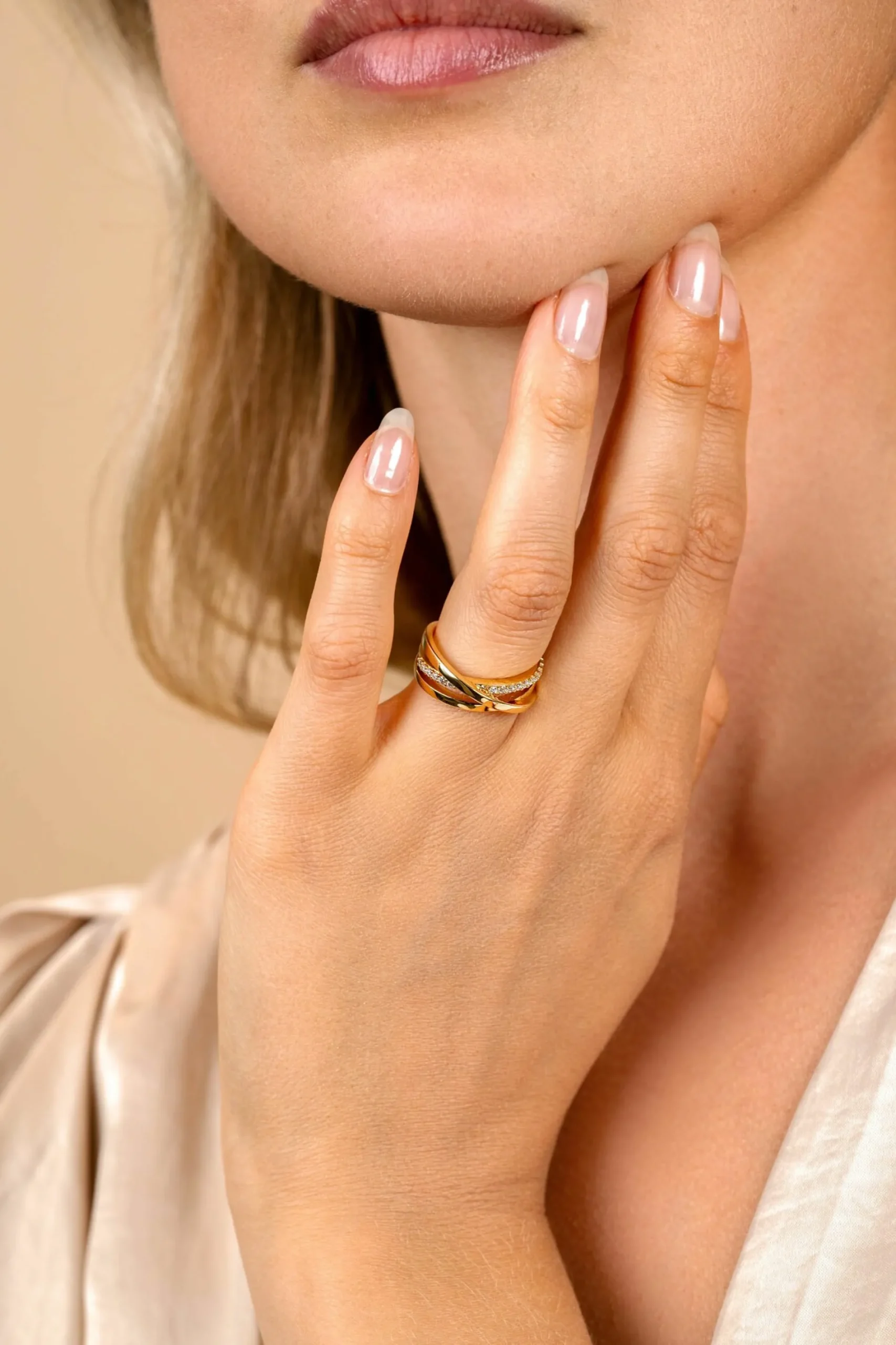 ZINZI gold plated zilveren luxe cross-over ring glad met witte zirconia's ZIR1774Y