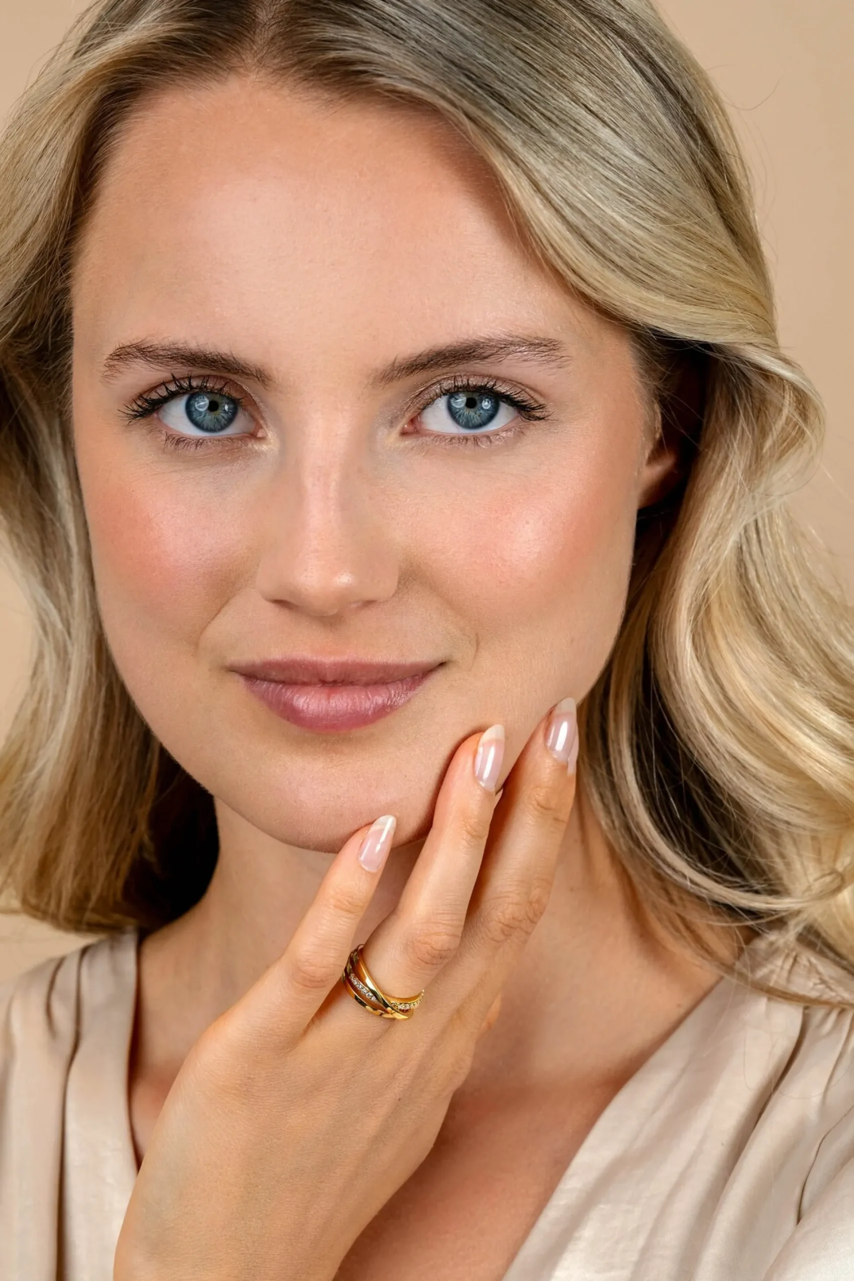 ZINZI gold plated zilveren luxe cross-over ring glad met witte zirconia's ZIR1774Y