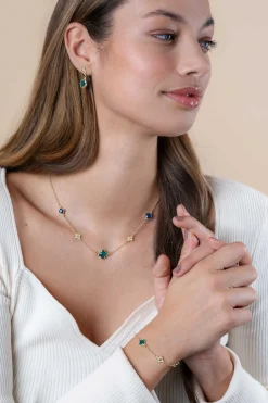 ZINZI gold plated zilveren schakel armband met twee donkerblauwe klavers en een groene klaver 16-19cm ZIA2583