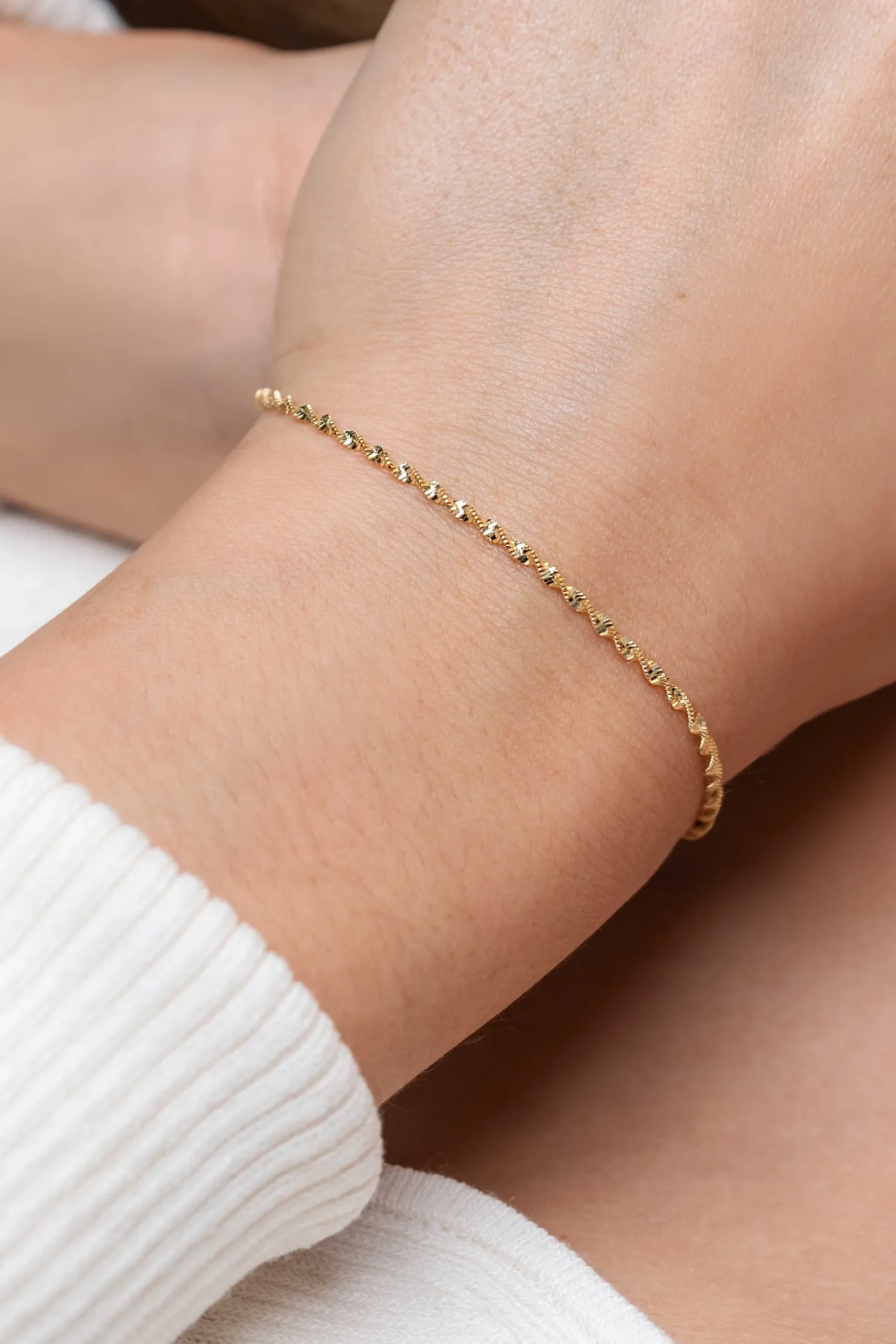 ZINZI gold plated zilveren singapore armband met glinsterende gedraaide schakels 1,9mm breed 17-20cm ZIA2585G