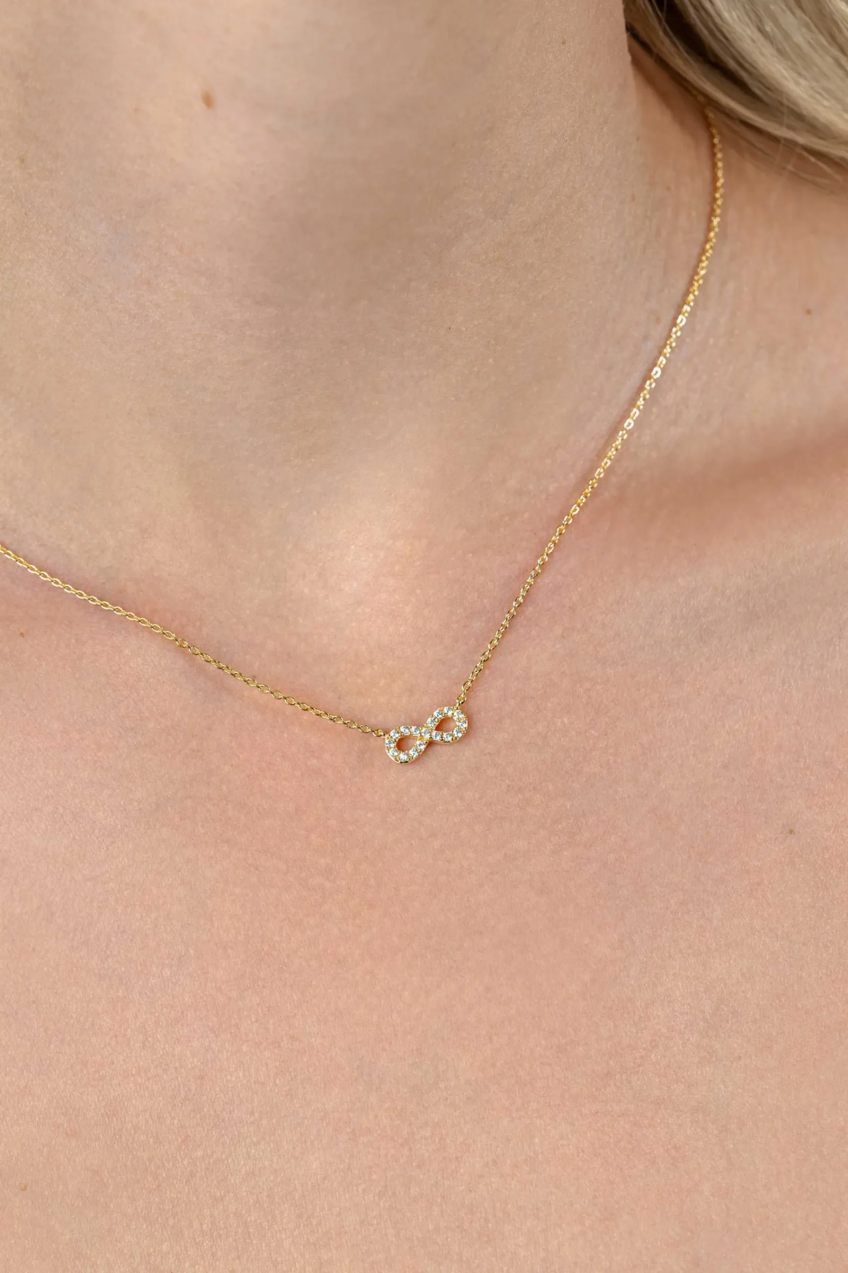 ZINZI gold plated zilveren ketting met Infinity teken, vol bezet met witte zirconia's 42-45cm ZIC2597Y
