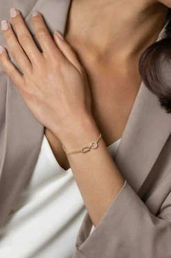 ZINZI gold plated zilveren multi-look armband met twee kettinkjes, verbonden aan een ovale schakel en open rondje bezet met witte zirconia's 17-20cm ZIA2463Y