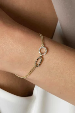 ZINZI gold plated zilveren multi-look armband met twee kettinkjes, verbonden aan een ovale schakel en open rondje bezet met witte zirconia's 17-20cm ZIA2463Y