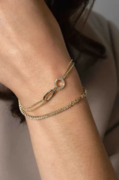 ZINZI gold plated zilveren multi-look armband met twee kettinkjes, verbonden aan een ovale schakel en open rondje bezet met witte zirconia's 17-20cm ZIA2463Y