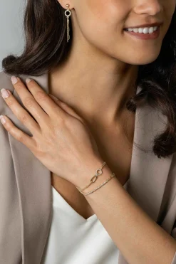 ZINZI gold plated zilveren multi-look armband met twee kettinkjes, verbonden aan een ovale schakel en open rondje bezet met witte zirconia's 17-20cm ZIA2463Y