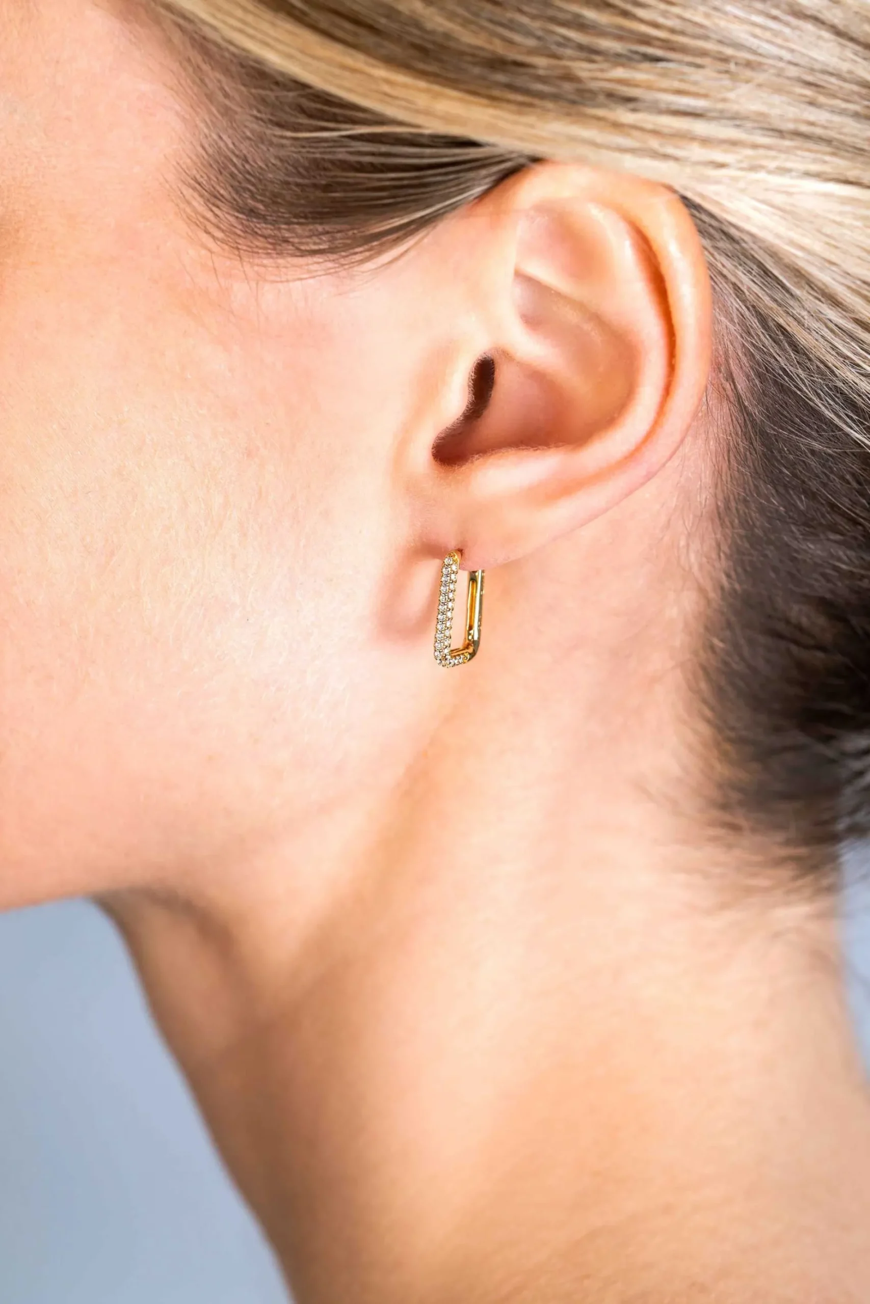 ZINZI gold plated zilveren luxe oorringen 15x2mm rechthoekig met witte zirconia's ZIO2221Y