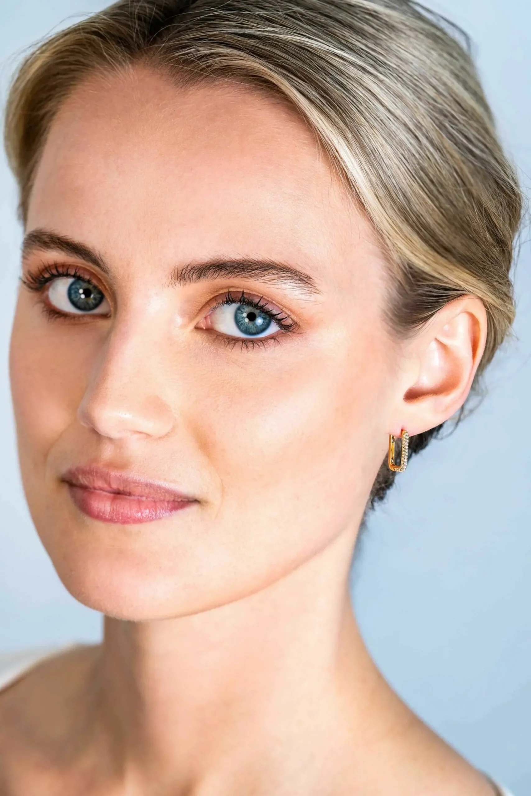 ZINZI gold plated zilveren luxe oorringen 15x2mm rechthoekig met witte zirconia's ZIO2221Y