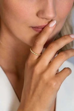 ZINZI gold plated zilveren aanschuifring gedraaid met witte zirconia's ZIR2320Y