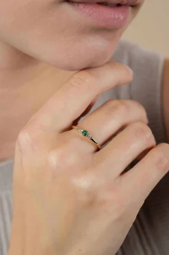 ZINZI gold plated zilveren ring met ronde chatonzettingen diepgroen en champagne kleurstenen 3mm breed ZIR2562