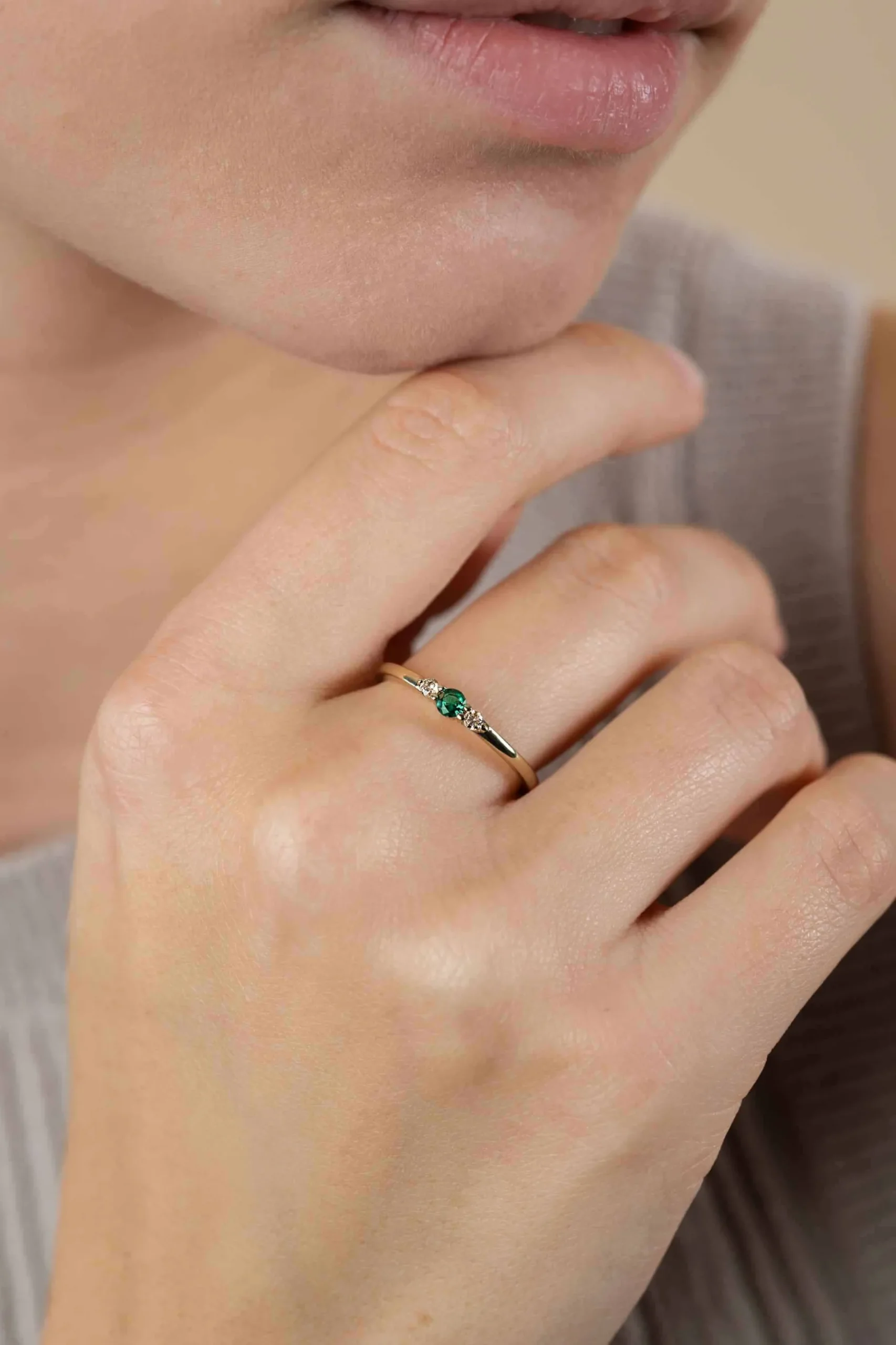 ZINZI gold plated zilveren ring met ronde chatonzettingen diepgroen en champagne kleurstenen 3mm breed ZIR2562