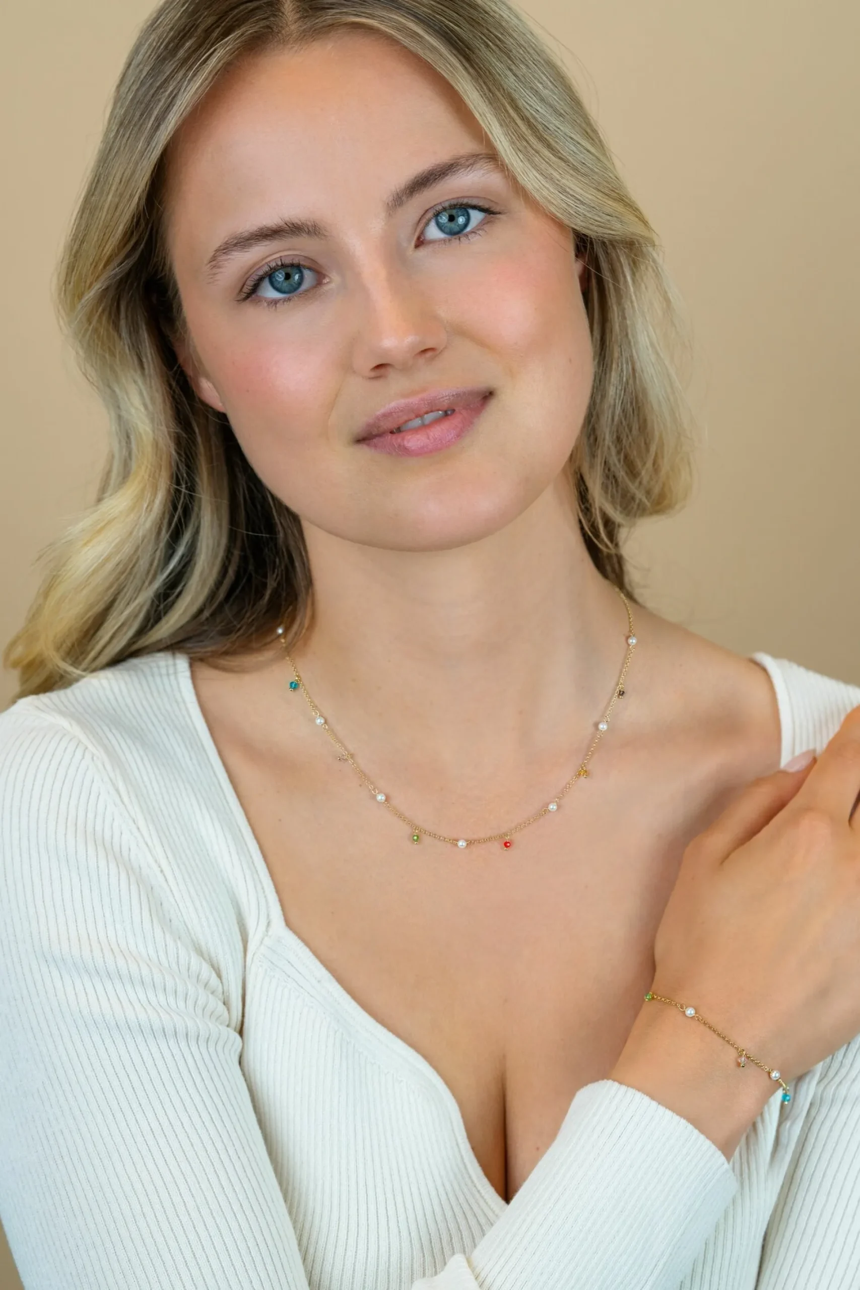 ZINZI gold plated zilveren ketting met witte parels en bungelende beads (5,5 mm) in frisse kleuren 42-45cm ZIC2705G