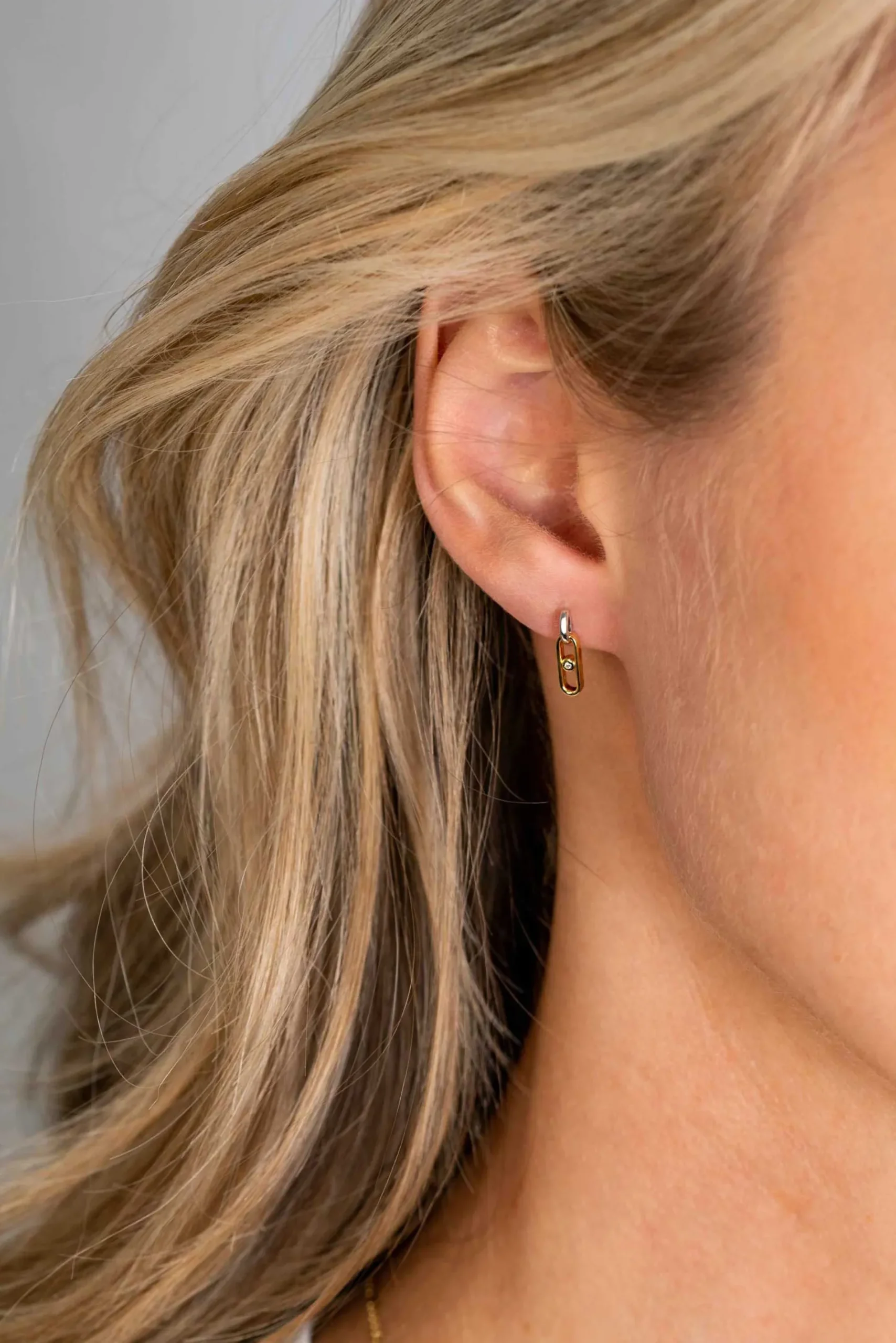 ZINZI gold plated zilveren ovale oorstekers 12mm bezet met witte zirconia ZIO2300
