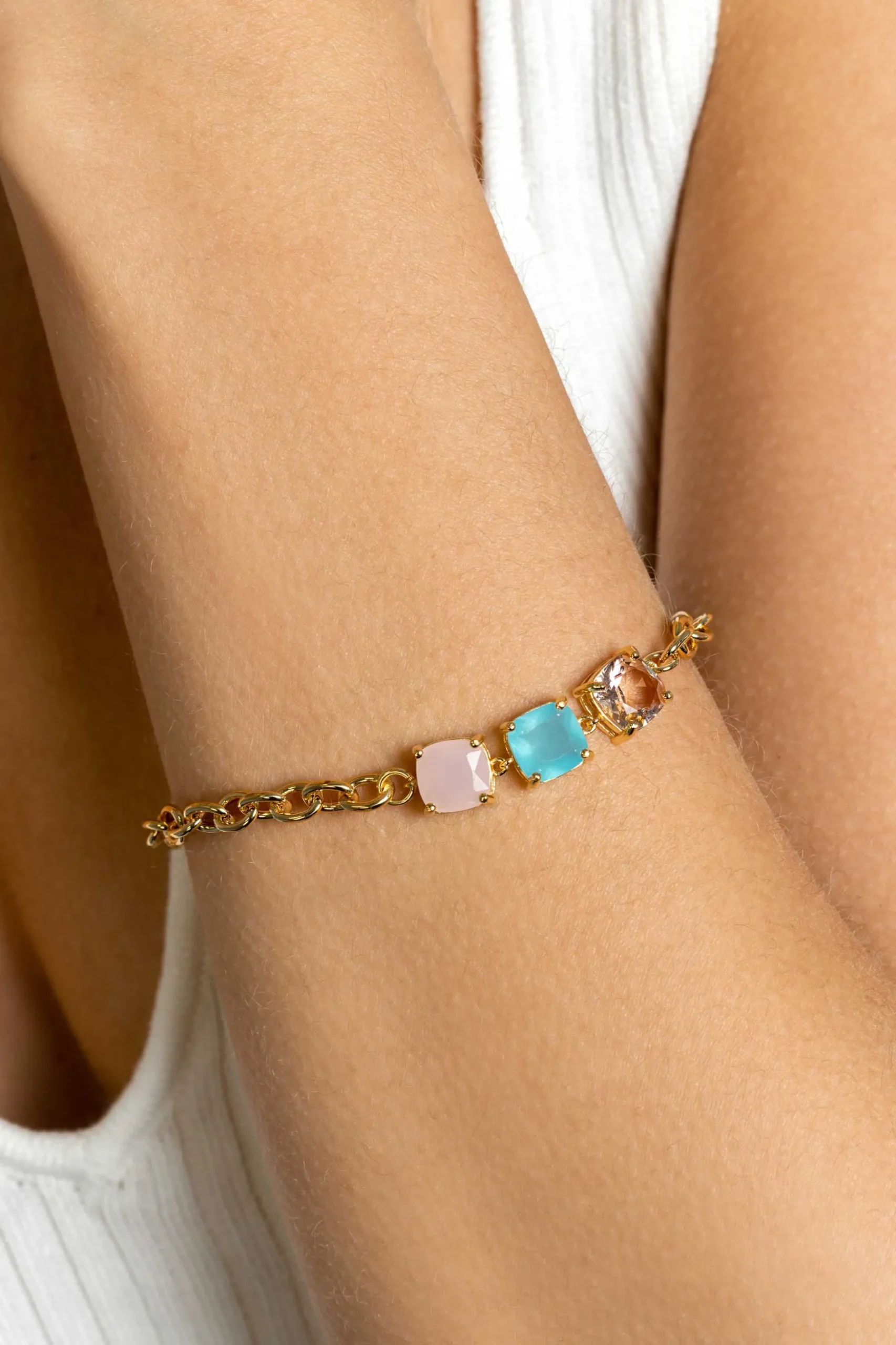 ZINZI gold plated zilveren schakel armband met drie vierkante zettingen bezet met roze en turquoise kleurstenen 17-20cm ZIA2454