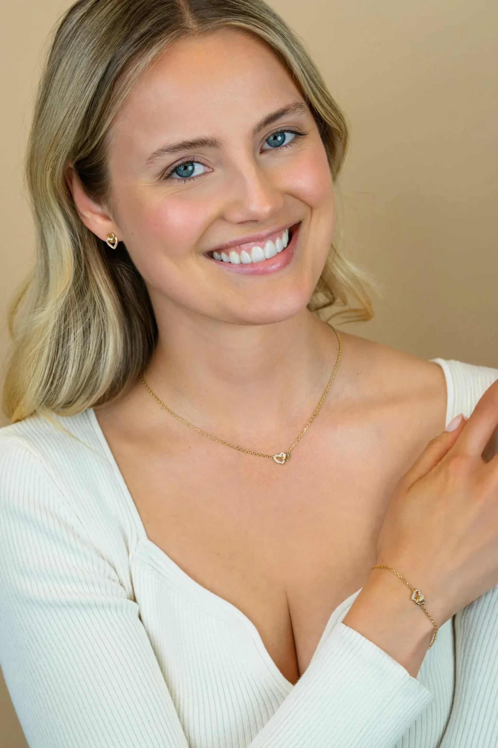 ZINZI gold plated zilveren ketting 42–45cm met verbonden hartjes, witte zirkonia's ZIC2493Y