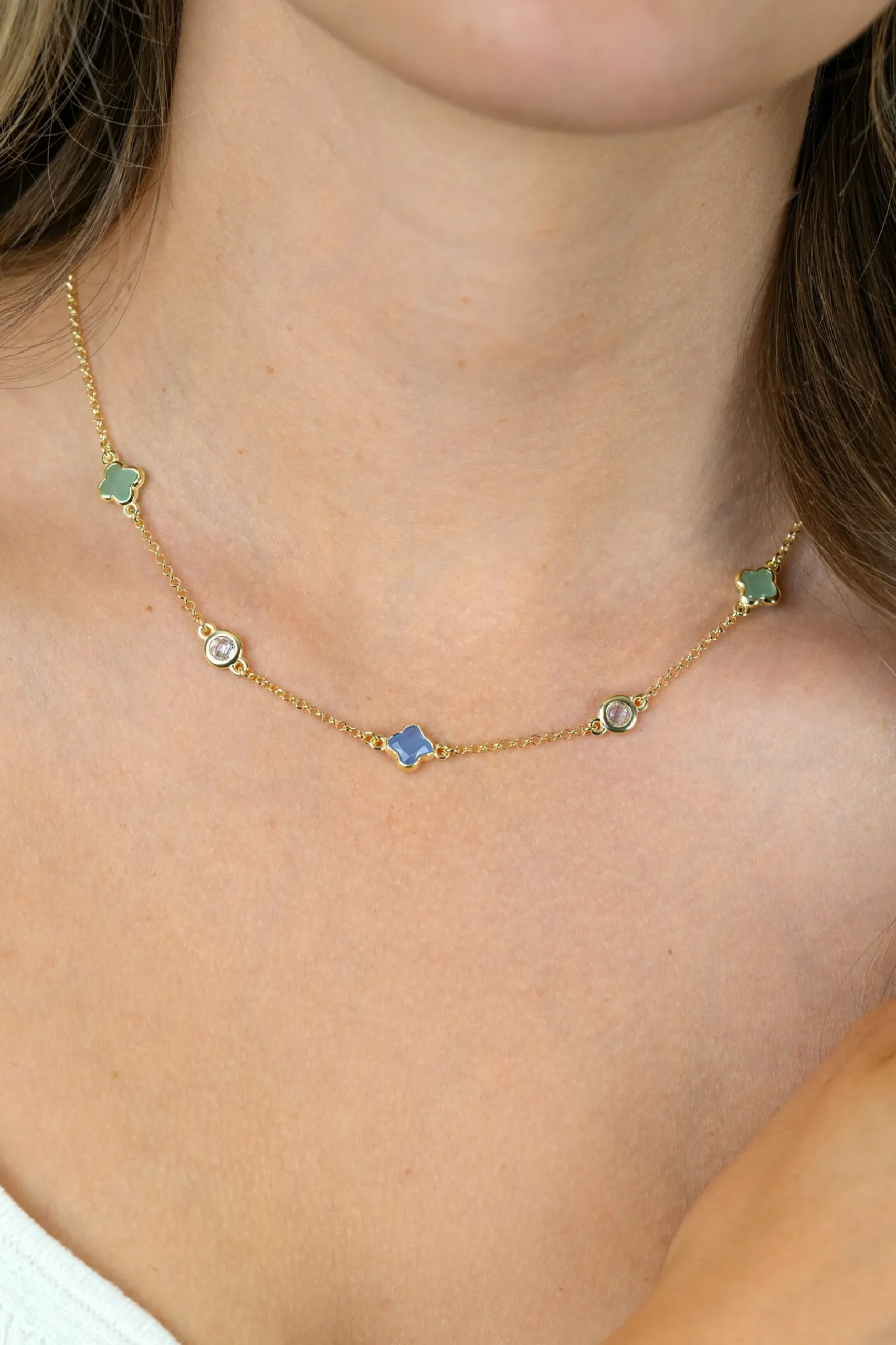 ZINZI gold plated zilveren schakelketting met twee mintgroene klavers en een blauwe klaver 40-45cm ZIC2763