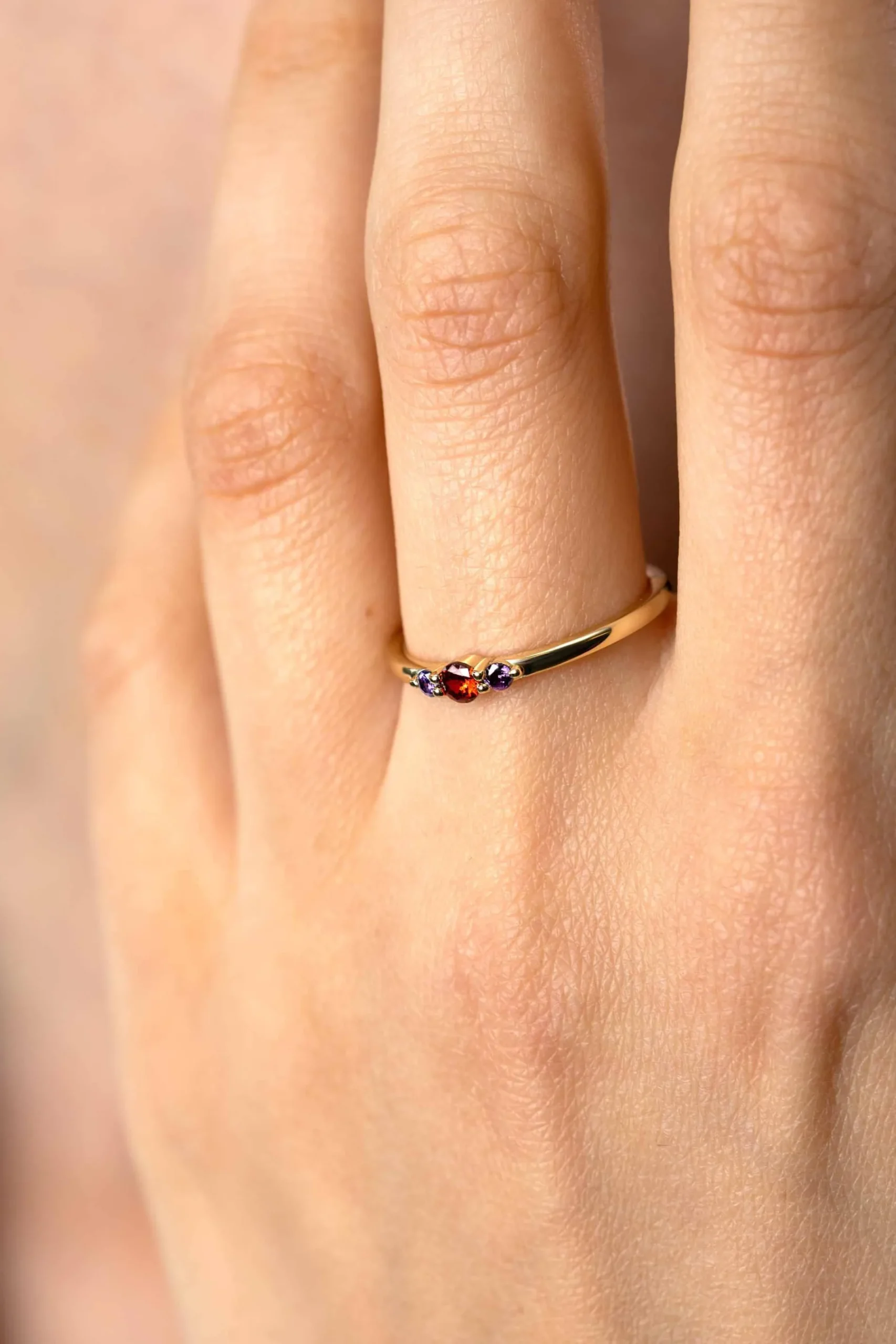 ZINZI gold plated zilveren ring met ronde chatonzettingen rood granaat en paarse kleurstenen 3mm breed ZIR2563