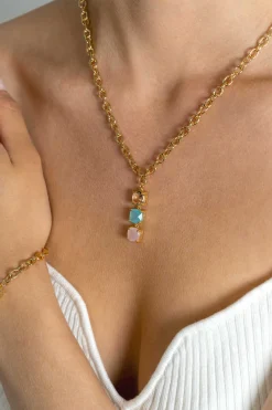 ZINZI gold plated zilveren schakel ketting 43-45cm met luxe hanger (30mm) van drie vierkante zettingen bezet met roze en turquoise kleurstenen ZIC2454