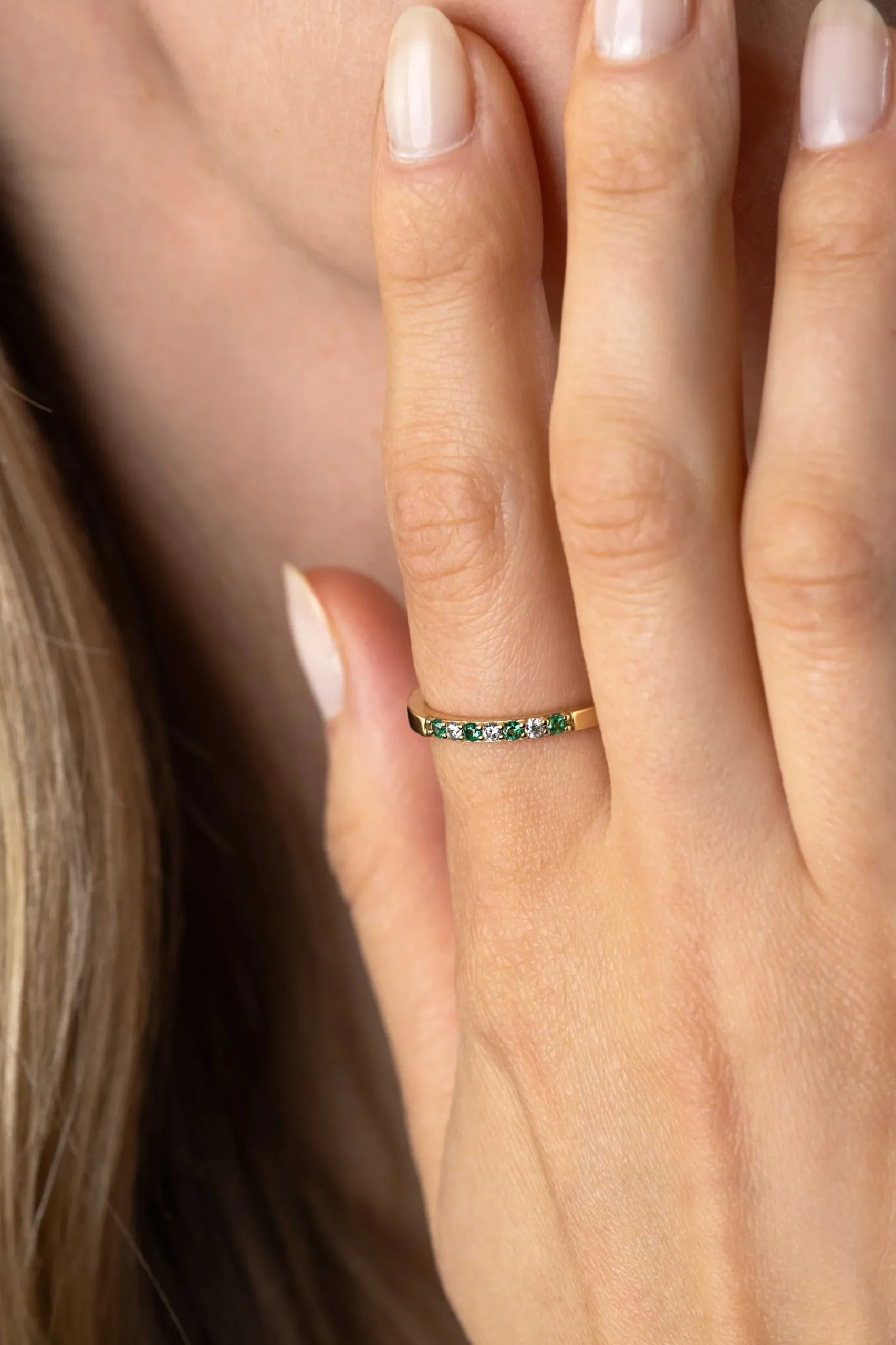 ZINZI gold plated zilveren aanschuifring 2mm breed in chatonzettingen bezet met diepgroene kleurstenen en witte zirconia's ZIR2557