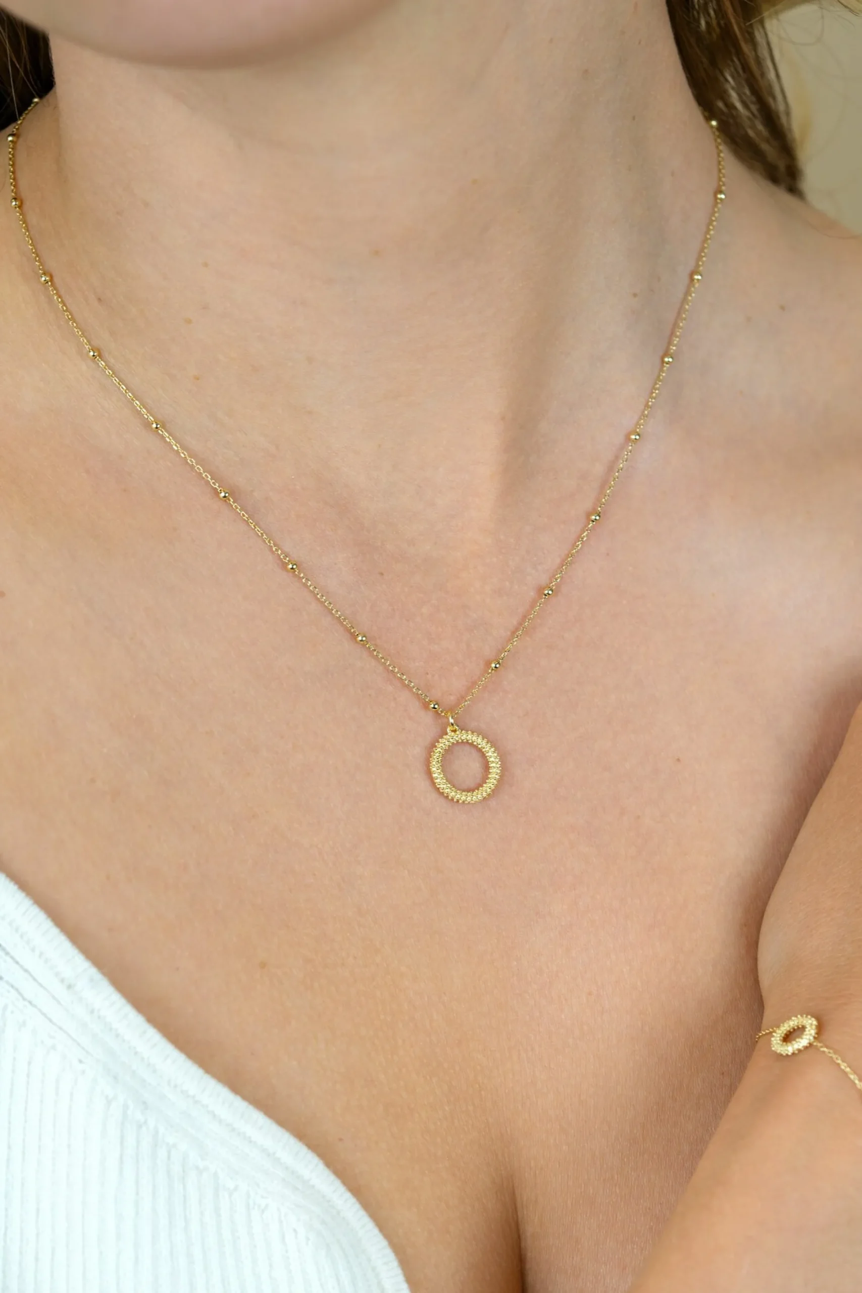 ZINZI gold plated zilveren ketting met kleine bolletjes en ronde hanger (12mm) met bolstructuur 42-45cm ZIC2704G