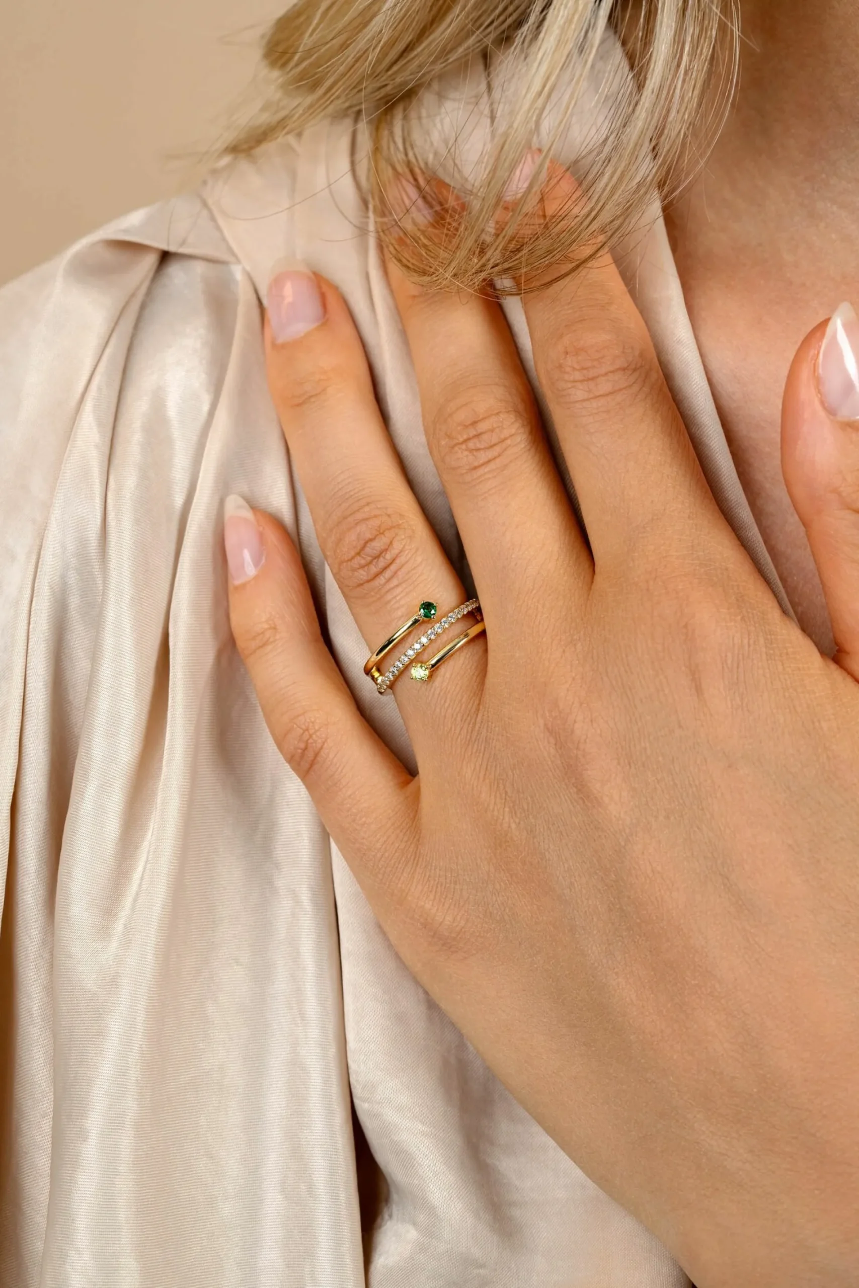 ZINZI gold plated zilveren multi-look ring (9mm breed) met 3 rijen, bezet met groene kleurstenen en witte zirconia's ZIR2646G