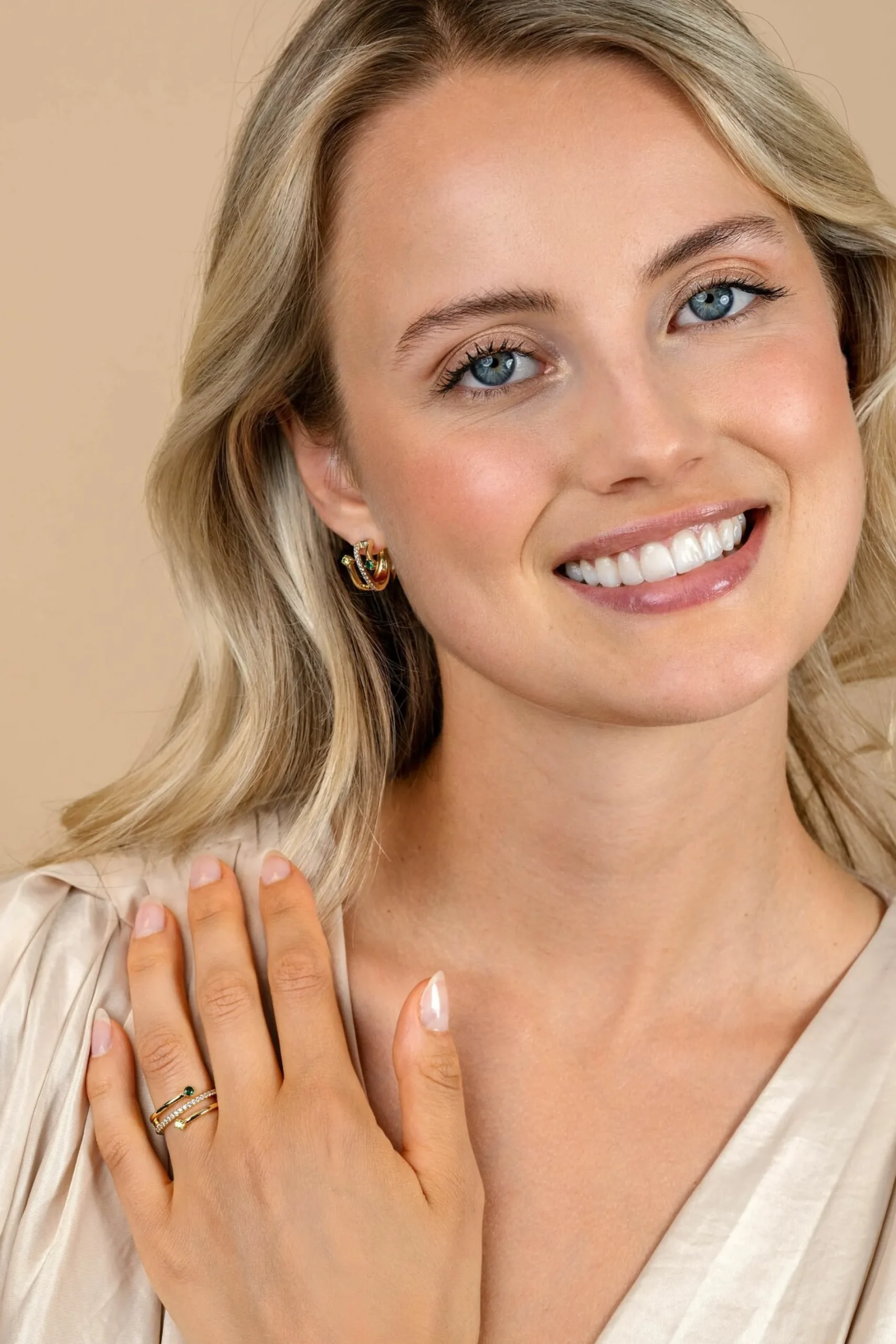 ZINZI gold plated zilveren multi-look ring (9mm breed) met 3 rijen, bezet met groene kleurstenen en witte zirconia's ZIR2646G