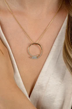 ZINZI gold plated zilveren ketting met grote open ronde hanger 25mm bezet met witte zirkonia's 45-50 cm ZIC2645Y