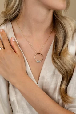 ZINZI gold plated zilveren ketting met grote open ronde hanger 25mm bezet met witte zirkonia's 45-50 cm ZIC2645Y
