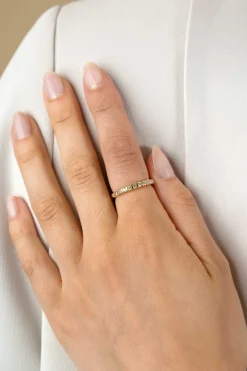 ZINZI gold plated zilveren aanschuifring 2mm breed bezet met champagne, peridot en witte zirconia's ZIR2612