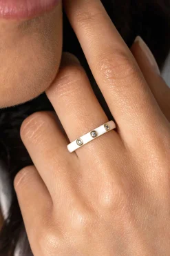 ZINZI gold plated zilveren aanschuifring trendy wit emaille en witte zirconia's 3mm ZIR2315W