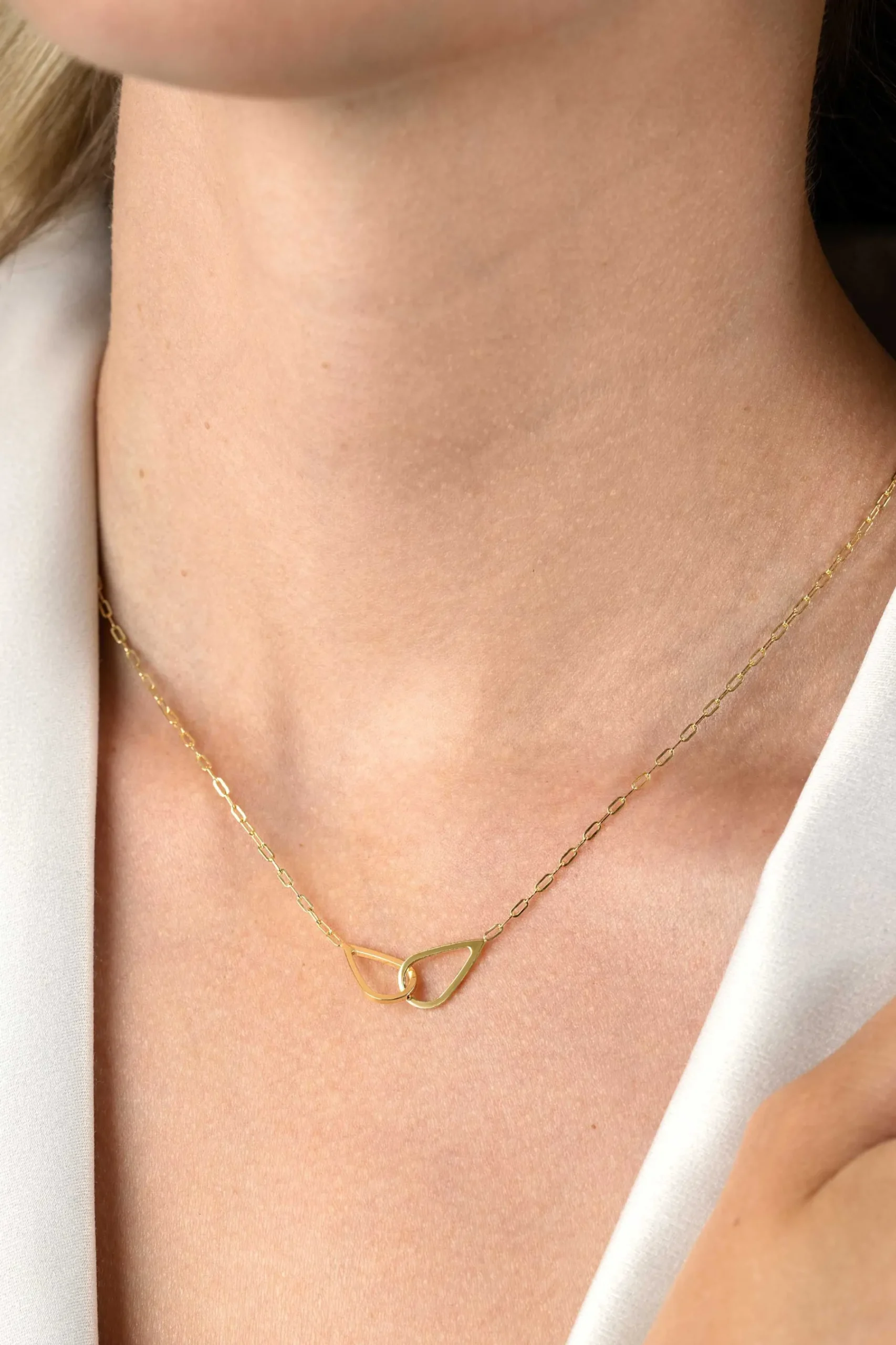 ZINZI gold plated zilveren ketting met paperclip-schakels, waarbij in het midden twee druppelvormen mooi met elkaar verbonden zijn 42-45cm ZIC2634