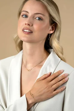 ZINZI gold plated zilveren ketting met paperclip-schakels, waarbij in het midden twee druppelvormen mooi met elkaar verbonden zijn 42-45cm ZIC2634