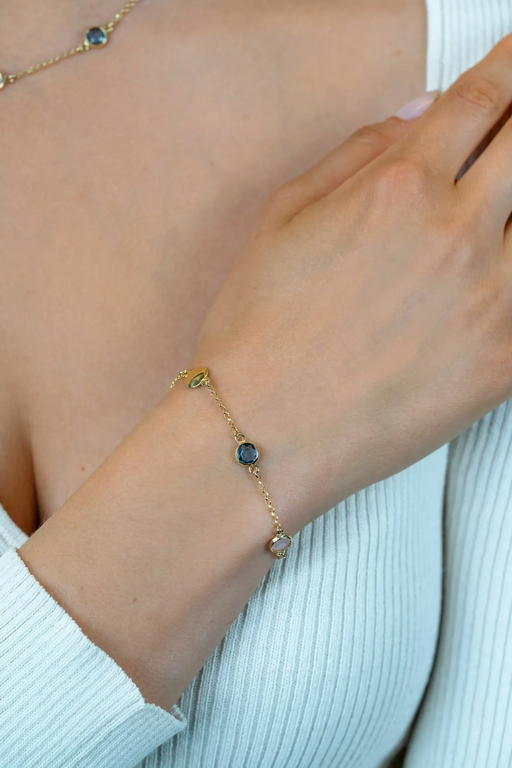 ZINZI gold plated zilveren armband met rondjes, bezet met blauwe en roze kleurstenen ZIA2715G