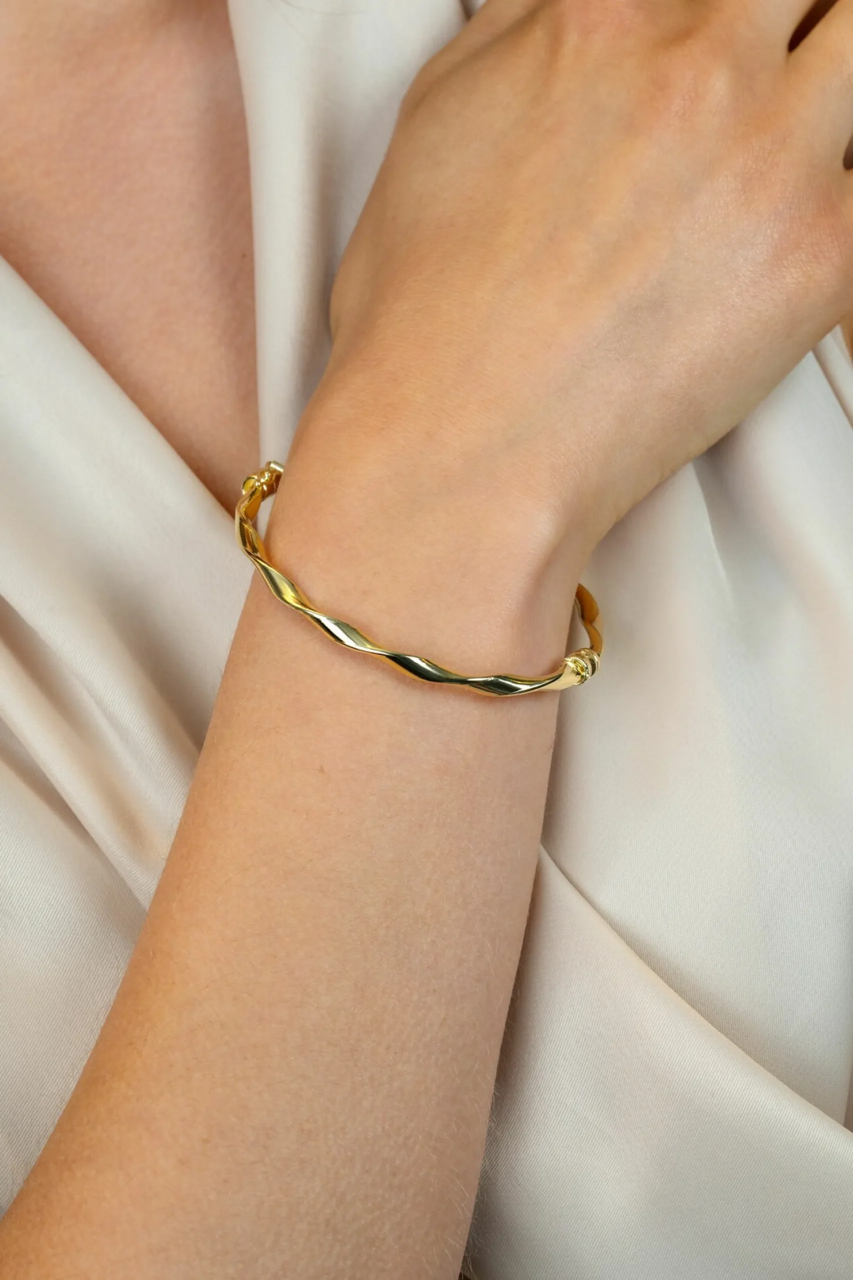 ZINZI gold plated zilveren bangle armband met gedraaide buis 4mm met luxe scharniersluiting ZIA2756G