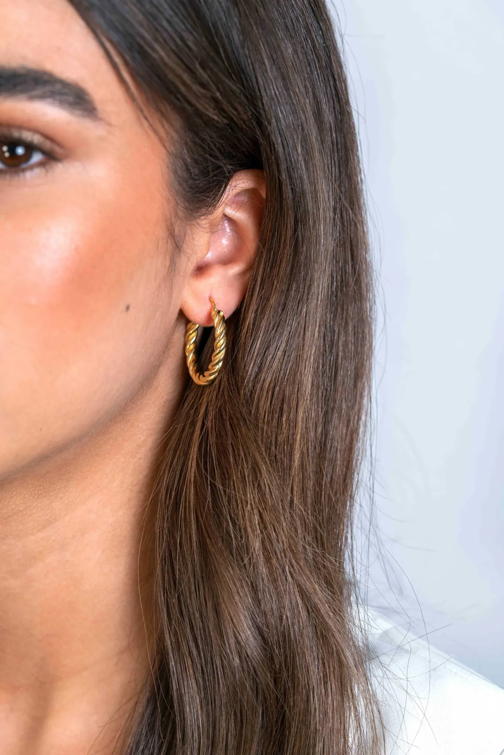 ZINZI gold plated zilveren wokkel oorringen met gedraaide buis 26x4mm ZIO2281G