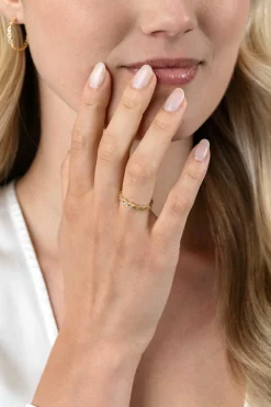 ZINZI gold plated zilveren aanschuifring met sierlijke Infinity schakels, middelste is bezet met witte zirconia's 3mm breed ZIR2591