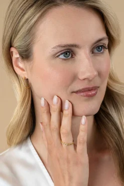 ZINZI gold plated zilveren aanschuifring met sierlijke Infinity schakels, middelste is bezet met witte zirconia's 3mm breed ZIR2591
