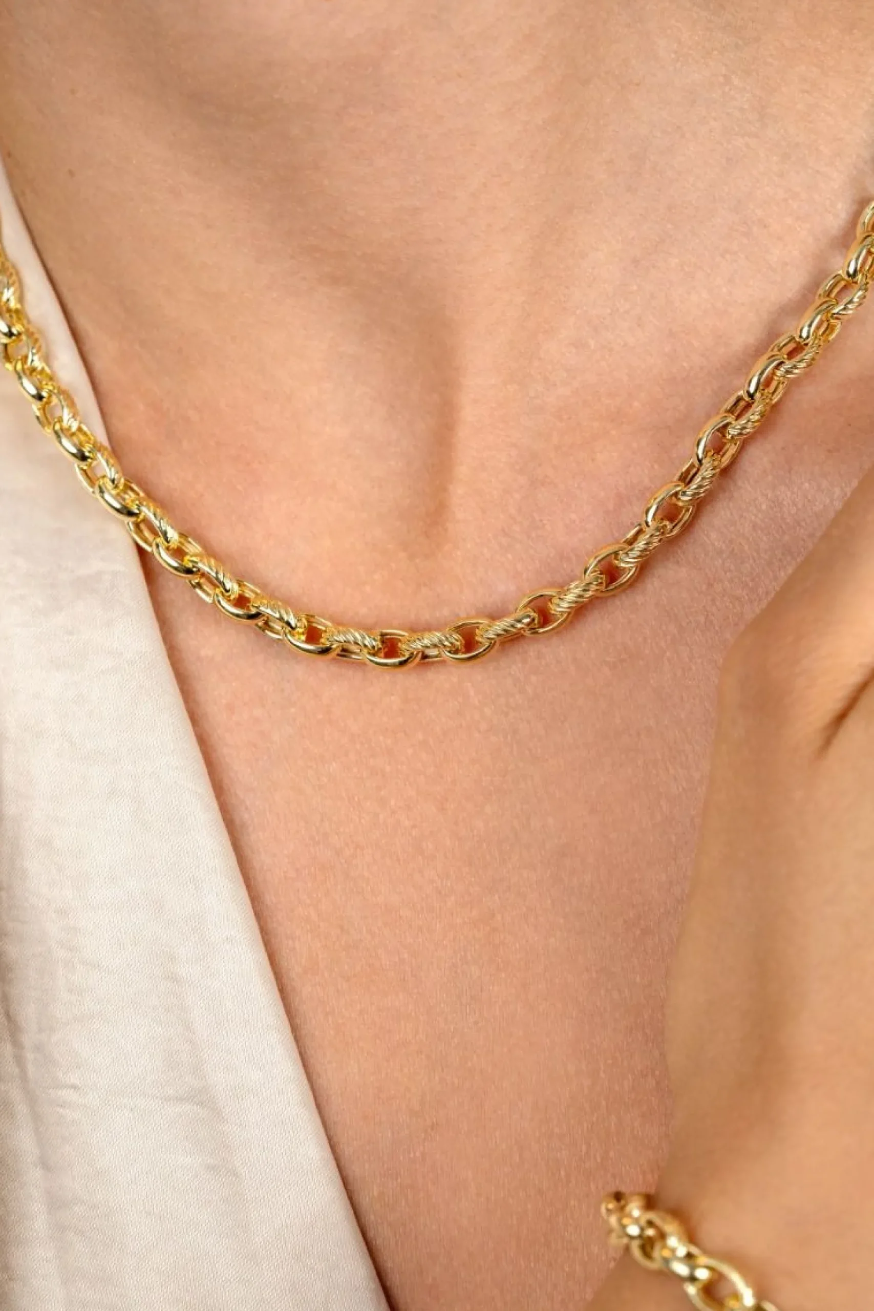 ZINZI gold plated zilveren brede schakelketting (6mm breed) met luxe jasseron schakels in glad en bewerkt 45cm ZIC2638