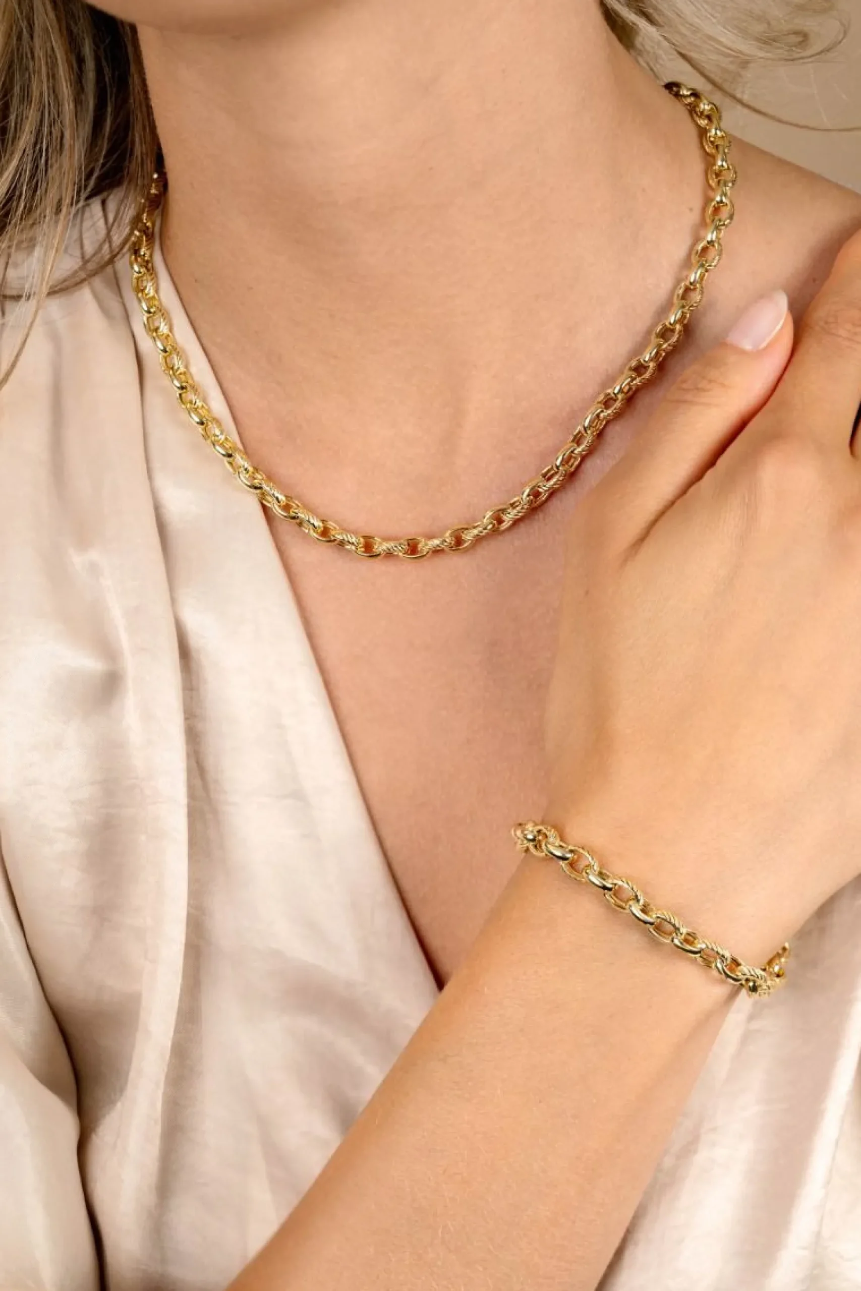 ZINZI gold plated zilveren brede schakelketting (6mm breed) met luxe jasseron schakels in glad en bewerkt 45cm ZIC2638
