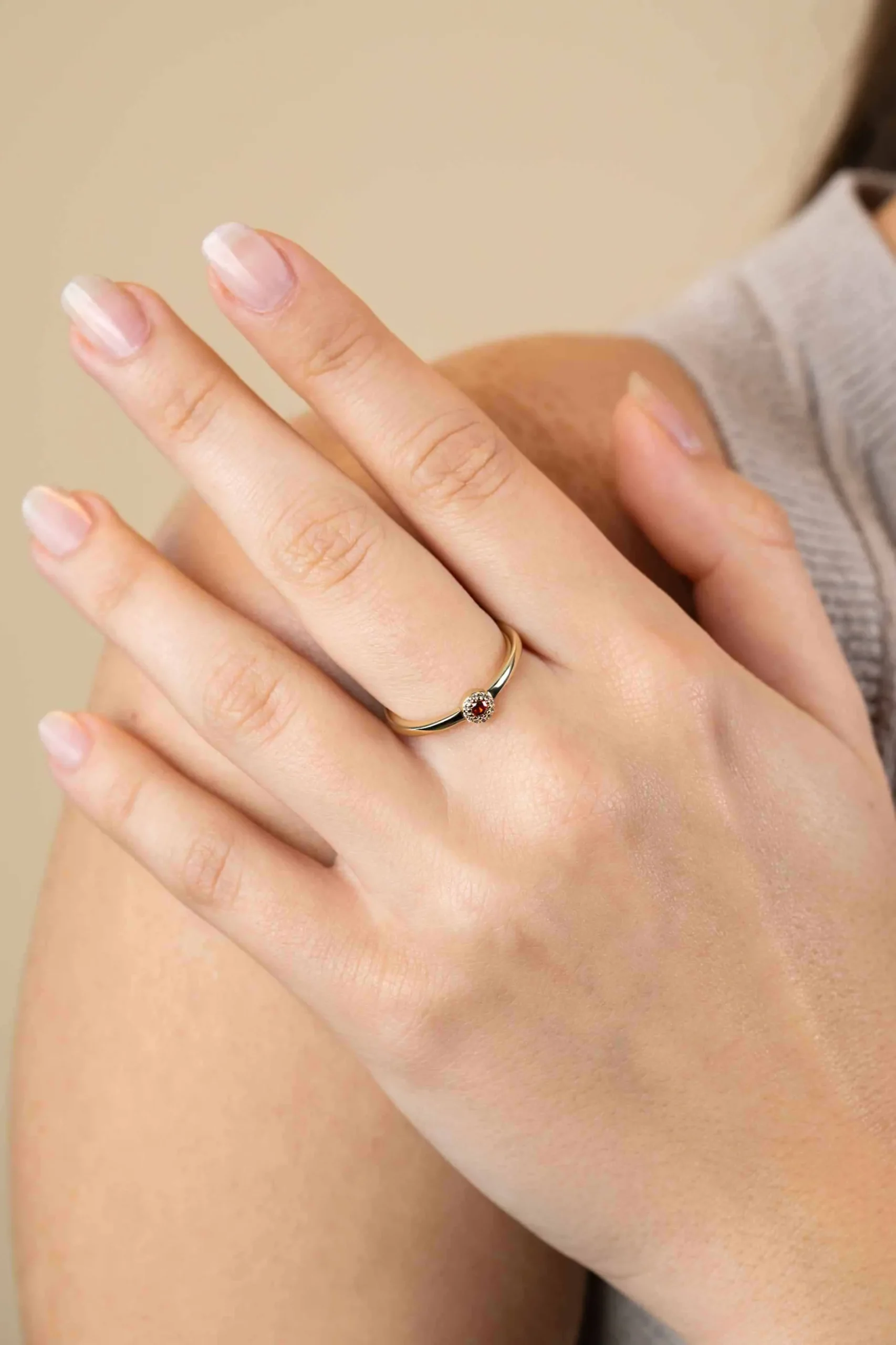 ZINZI gold plated zilveren ring ronde zetting met rood granaat kleursteen en rondom witte zirconia's 4,5mm breed ZIR2560