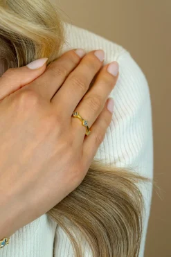 ZINZI gold plated zilveren ring (5mm breed) met lichtblauwe klavers ZIR2662