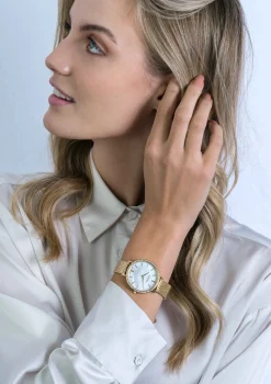 ZINZI horloge GRACE 34mm wit parelmoer wijzerplaat, rondom bezet met witte crystals, goudkleurige stalen kast en band ziw1334