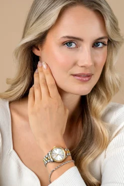 ZINZI Iconic horloge 30mm met datum, goudgekleurde gekartelde rand, zilverkleurige wijzerplaat en stalen bicolor schakelband ZIW2233
