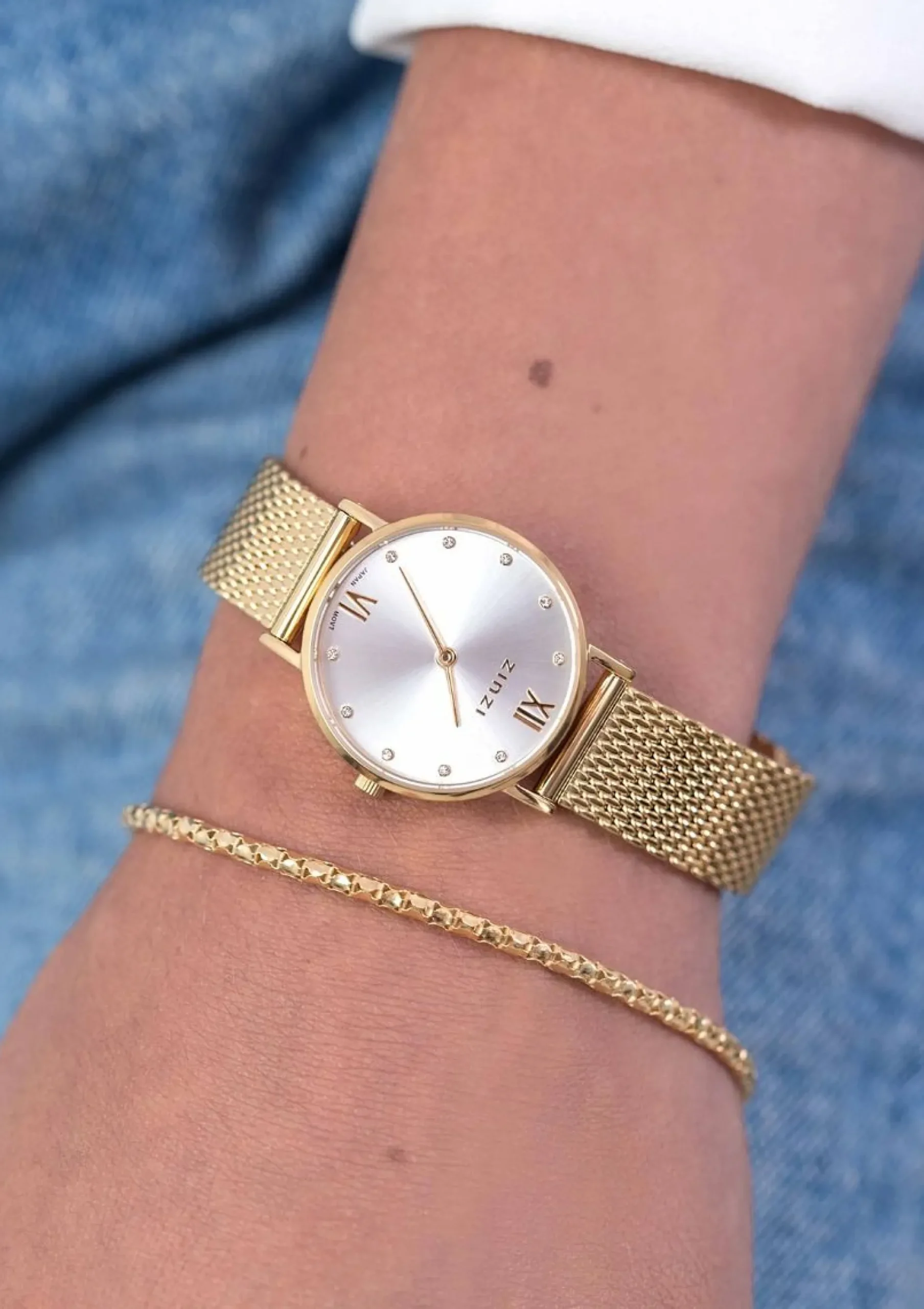 ZINZI Lady Crystal horloge zilvergekleurde wijzerplaat, geelgoudkleurige kast en stalen mesh band, witte crystals bij uuraanduiding, 28mm extra dun ZIW633M