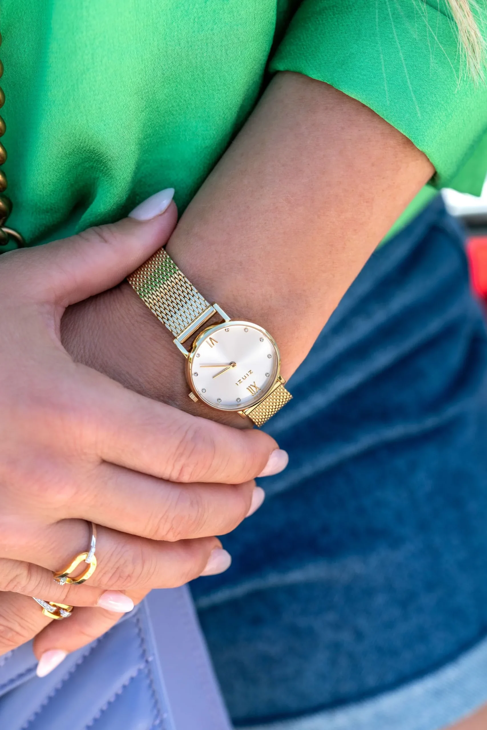 ZINZI Lady Crystal horloge zilvergekleurde wijzerplaat, geelgoudkleurige kast en stalen mesh band, witte crystals bij uuraanduiding, 28mm extra dun ZIW633M