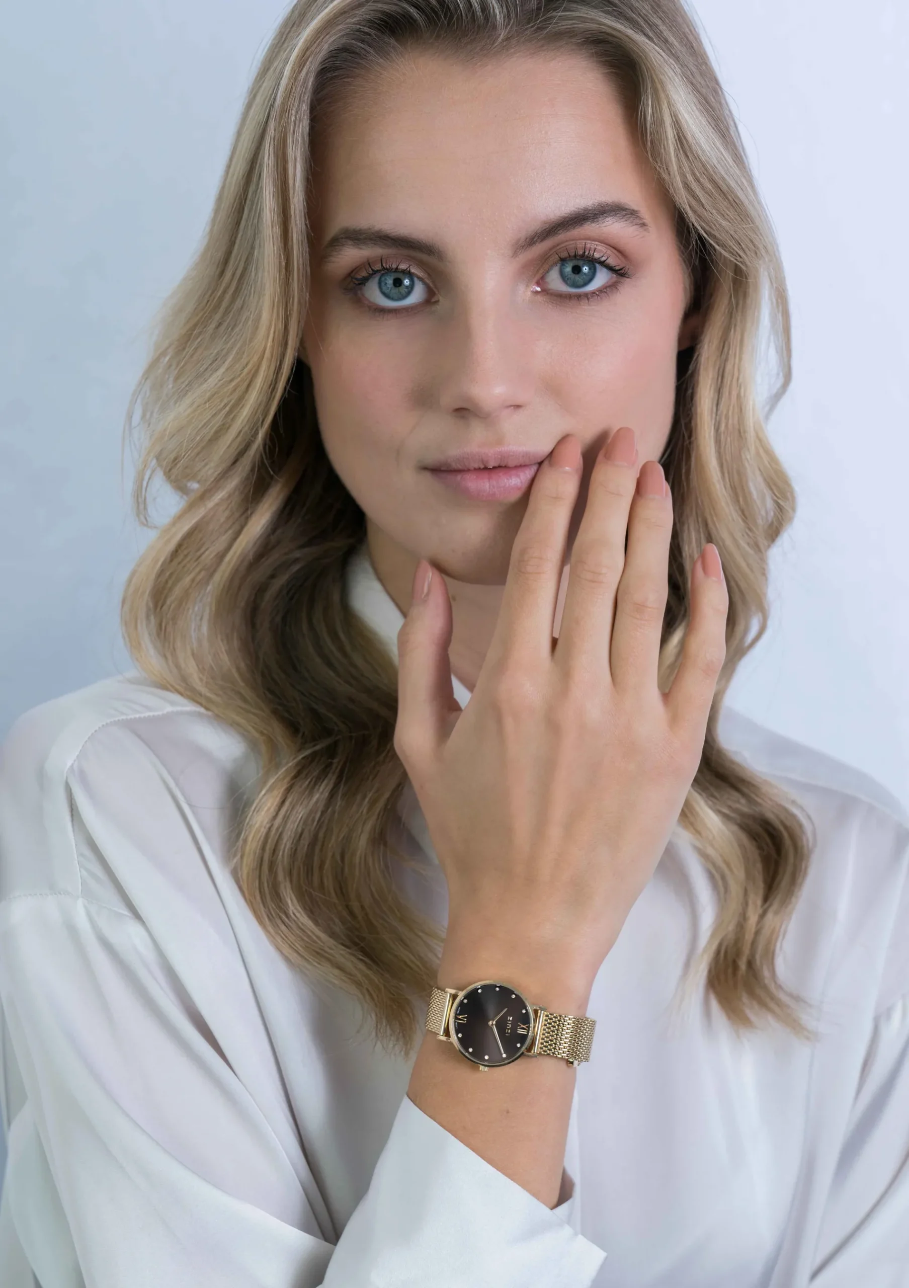 ZINZI Lady Crystal horloge zwarte wijzerplaat, geelgoudkleurige kast en stalen mesh band, witte crystals bij uuraanduiding, 28mm ZIW643M