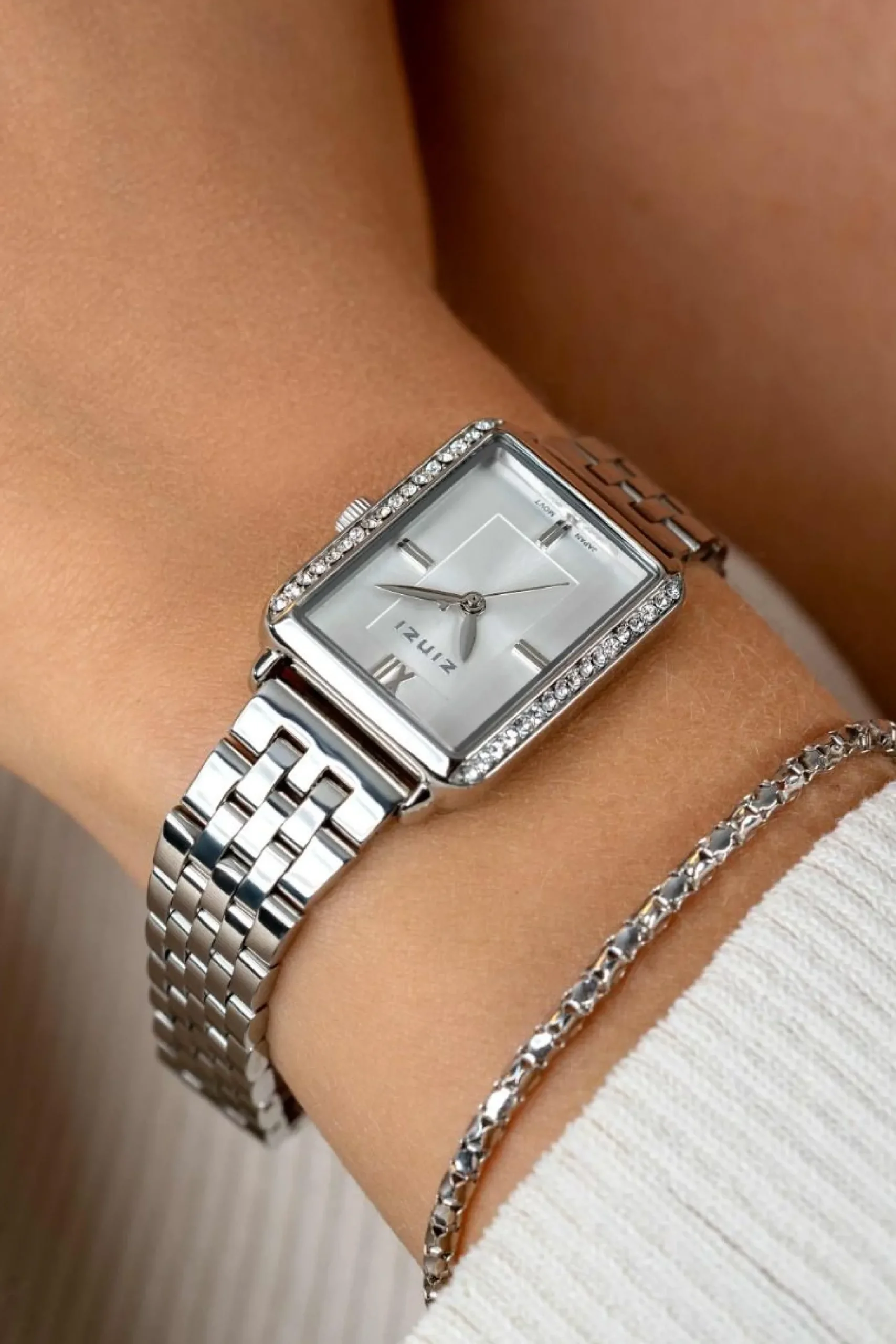 ZINZI Lucia horloge 28mm rechthoekige kast, bezet met witte zirkonia's en zilverkleurige wijzerplaat, stalen schakelband ZIW2302