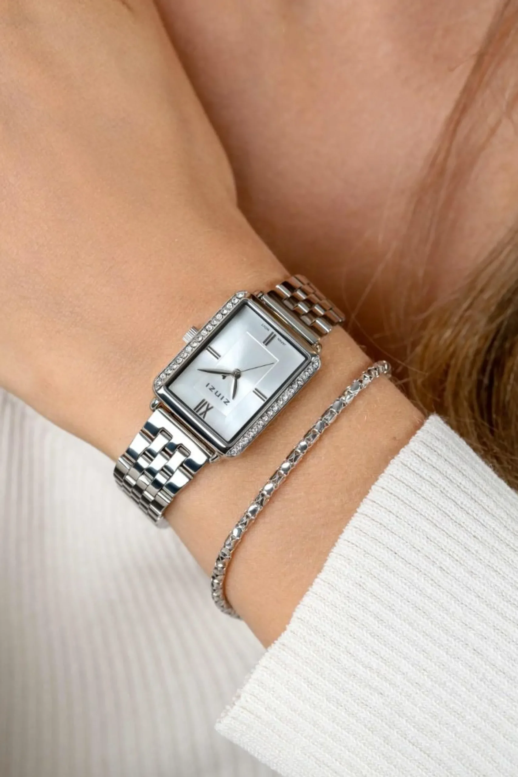 ZINZI Lucia horloge 28mm rechthoekige kast, bezet met witte zirkonia's en zilverkleurige wijzerplaat, stalen schakelband ZIW2302