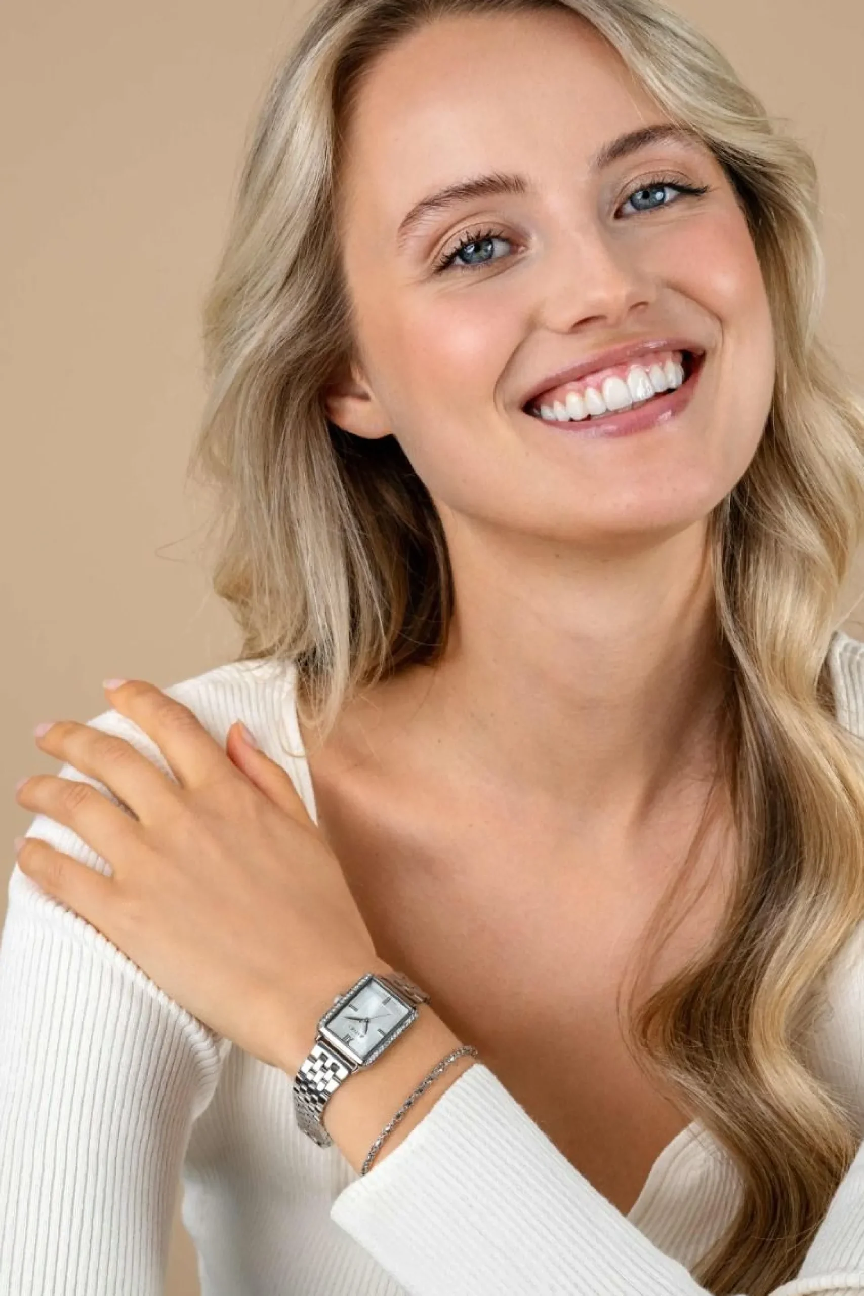 ZINZI Lucia horloge 28mm rechthoekige kast, bezet met witte zirkonia's en zilverkleurige wijzerplaat, stalen schakelband ZIW2302