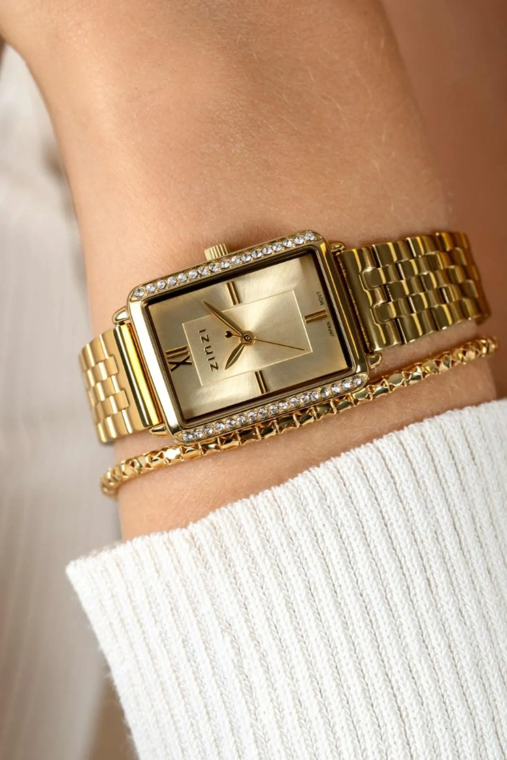 ZINZI Lucia horloge 28mm rechthoekige kast, bezet met witte zirkonia's en goudkleurige wijzerplaat, stalen schakelband ZIW2310
