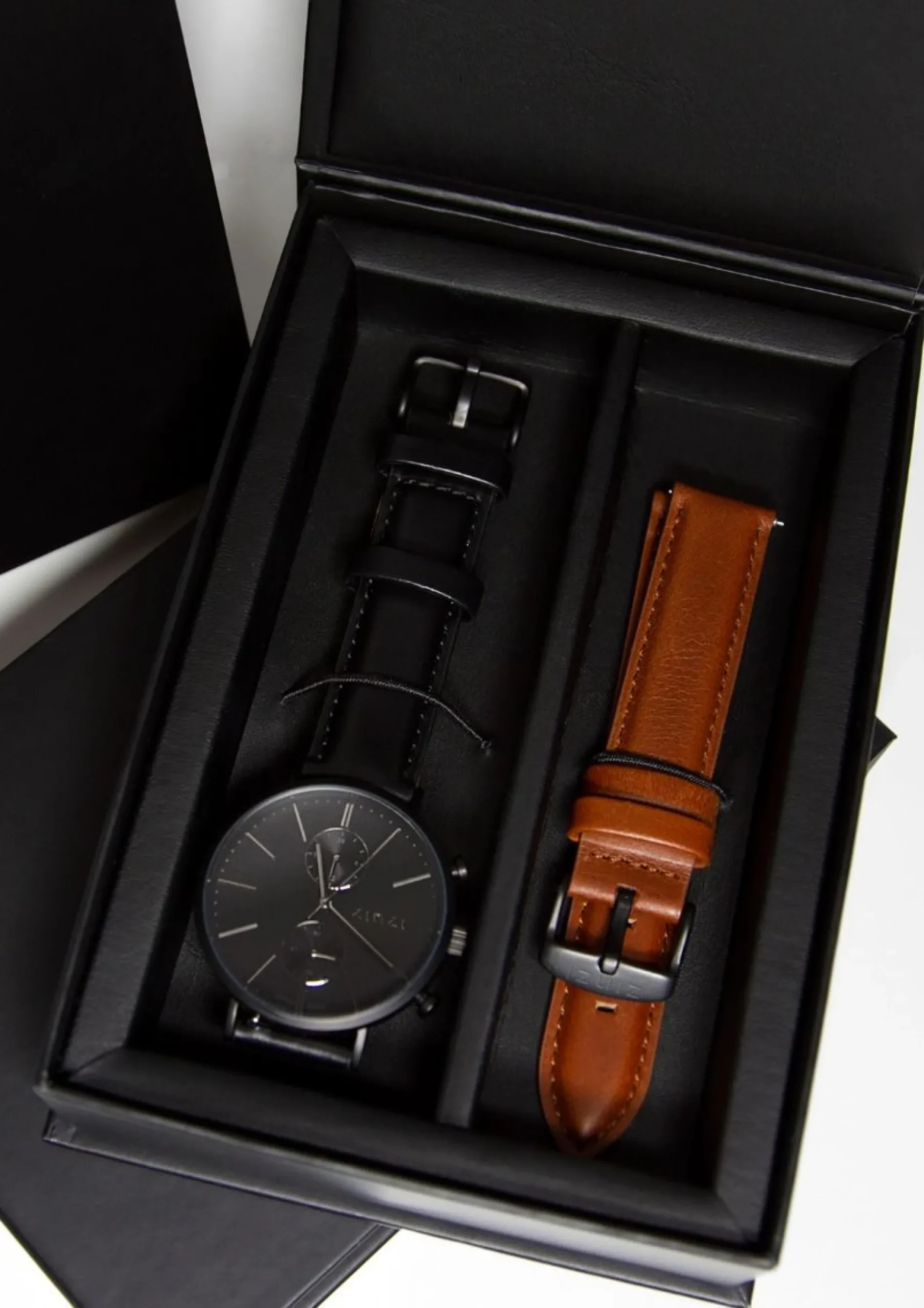 ZINZI Man watch Traveller black zwarte wijzerplaat matzwarte stalen kast zwarte leren band 39mm dual time ZIW750